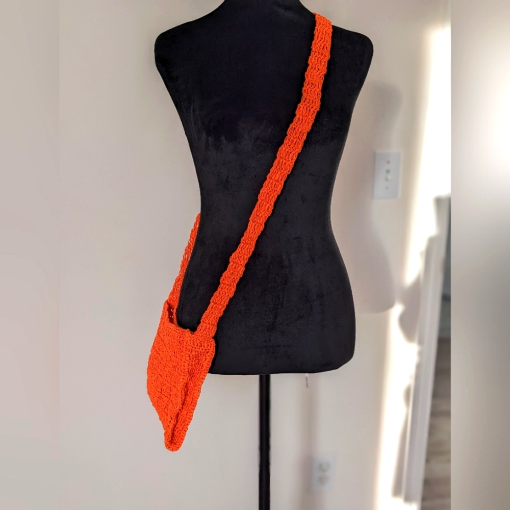 Hand crochet crossbody bag.